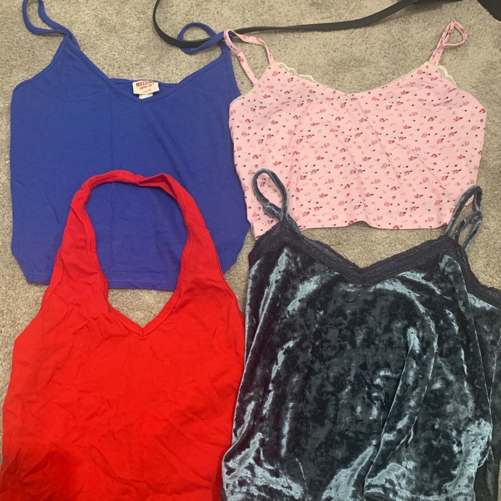 Bundle of 4 crop top tanks!!
